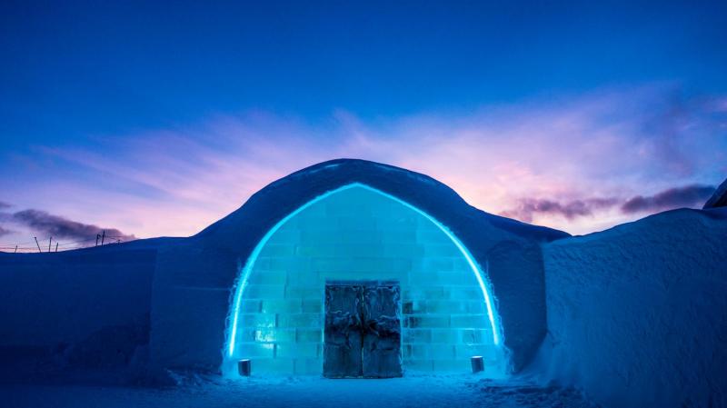 アイスホテル（スウェーデン）氷や雪でつくられたお部屋に宿泊できるホテル。毎年12月～4月に期間限定でゲストを迎える「アイスホテル ウィンター」や1年を通してアイスルームに宿泊できる「アイスホテル 365」で、さまざまなアーティストにより彫られた彫刻や家具がキラキラと輝く神秘的な氷の世界を体験できます。
