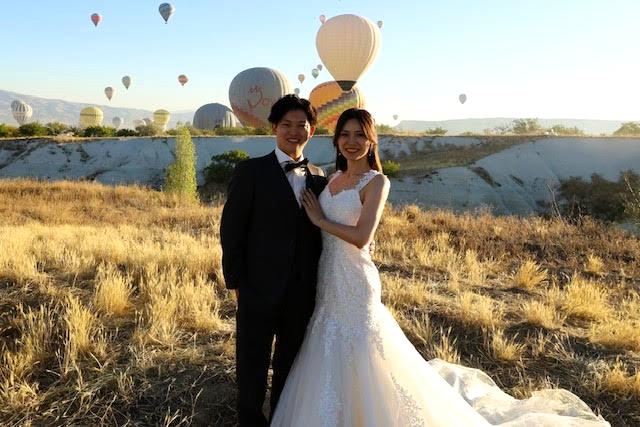 カッパドキアで気球を背景にウェディングフォト