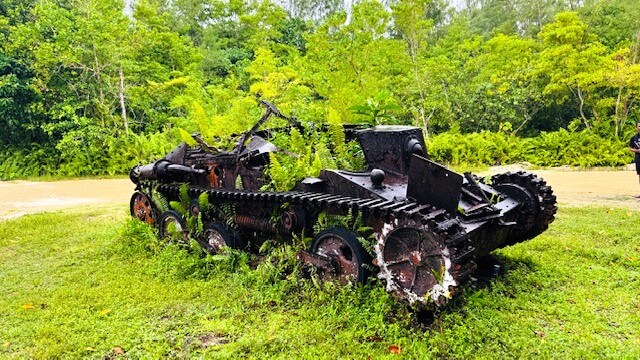 ペリリュー島ツアー。旧陸軍の戦車の残骸が今も残っています。