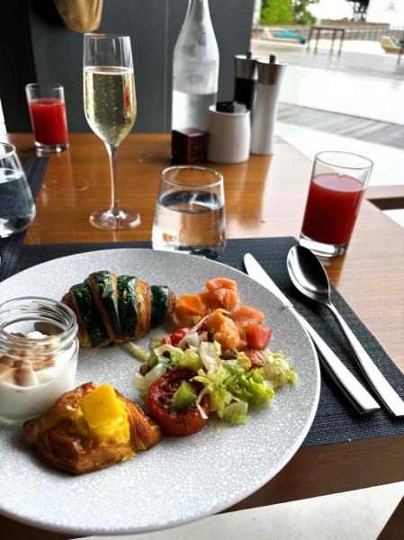 ビュッフェレストランでの食事