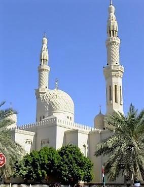 ドバイの数あるモスクの中でも最も荘厳なジュメイラ・モスク