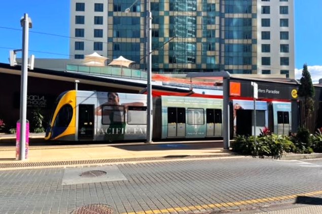 サーファーズ パラダイス駅が、スカイポイントの入り口前にあります。駅に近いホテルでしたら、移動がとても便利です（写真：サーファーズ パラダイス駅）。