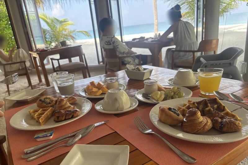 朝食。海を見ながら優雅な時間、朝から最高すぎて気分爆上げ！！