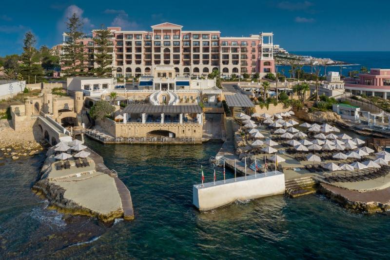 【ウェスティン ドラゴナーラ リゾート】マルタ島内でも人気の観光地、セントジュリアンの海辺で圧倒的な存在感を放つ「ウェスティン ドラゴナーラ リゾート The Westin Dragonara Resort」。ホテルのプールエリアから地中海に直接アクセスできる贅沢な立地です。海を眺めたり、海で遊んだり。どちらも楽しめる理想の休日が過ごせます。