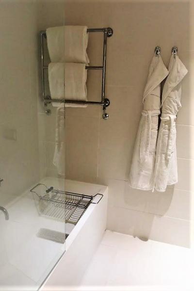 白で統一された清潔感のあるバスルーム
