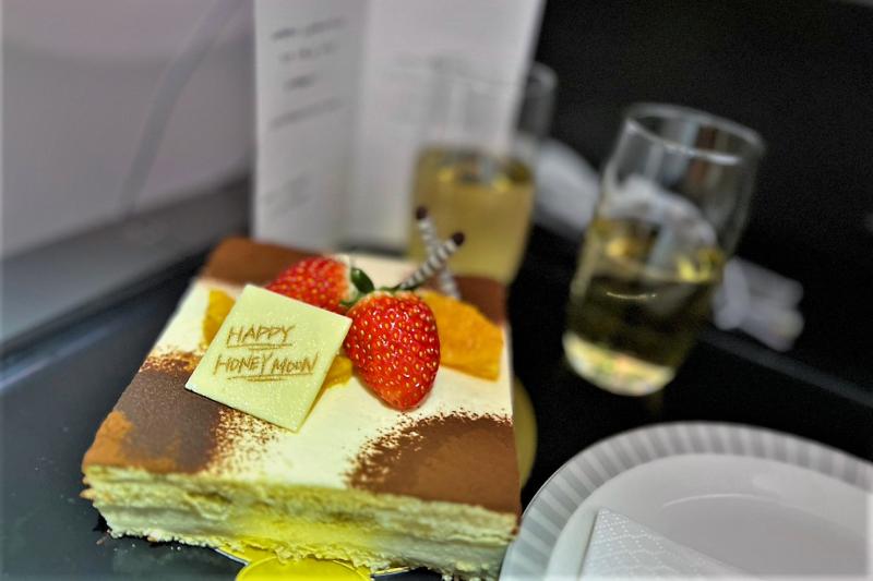イルヴェリではないですが、今回利用したシンガポール航空でもハネムーンということでサプライズのケーキをいただきました