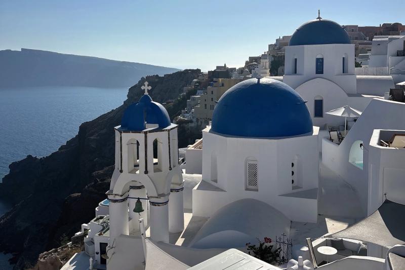 フィロステファニの海を見下ろす青のドーム（サントリーニ島）