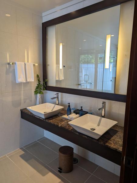 広々としたダブルシンクの洗面所