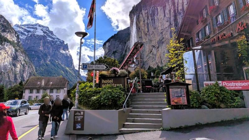 途中には眺めの良さそうなカフェやレストランが並んでいます