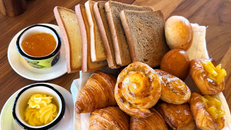 朝ごはんからたくさんのパンとリゾート特製のジャム