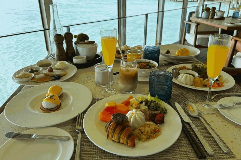 美しい海を眺めながらのおいしい朝食