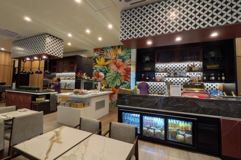 飲食が充実しているラウンジ内