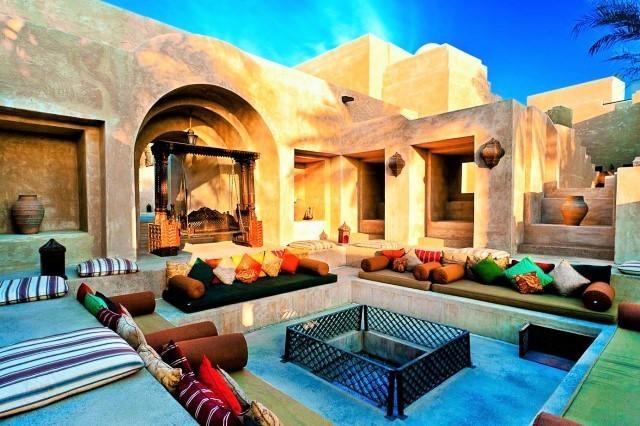 バブ アル シャムス デザート リゾート＆スパ砂漠の真ん中に位置する5つ星の高級リゾートホテル「バブ アル シャムス デザート リゾート＆スパ」。ドバイ空港から車で約45分～1時間。伝統的な要塞をかたどった美しいデザインの外観が特徴です。全115室の客室（10室のスイートルームを含む）は、アラビアスタイルの神秘的なインテリアを配しエキゾチックな雰囲気です。