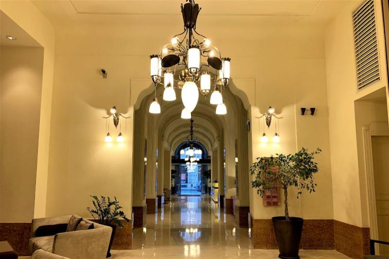 こちらがホテルロビーです。アーチ型の廊下がかわいい！
