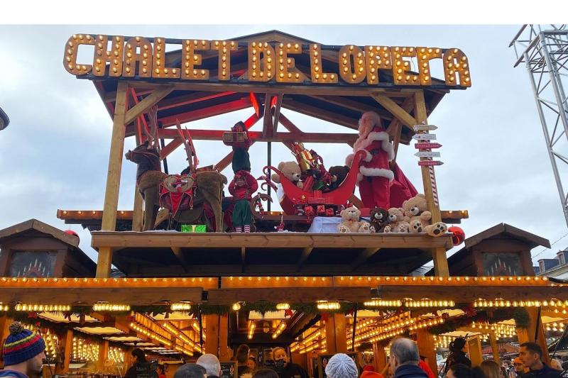 お店の屋根を豪華に装飾する飾り屋根もクリスマスマーケットの見どころのひとつです