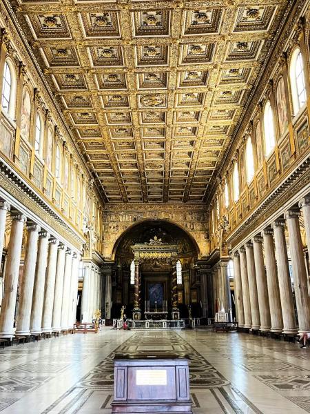 サンタ マリア マッジョーレ大聖堂の内部は壮観でした（ローマ）