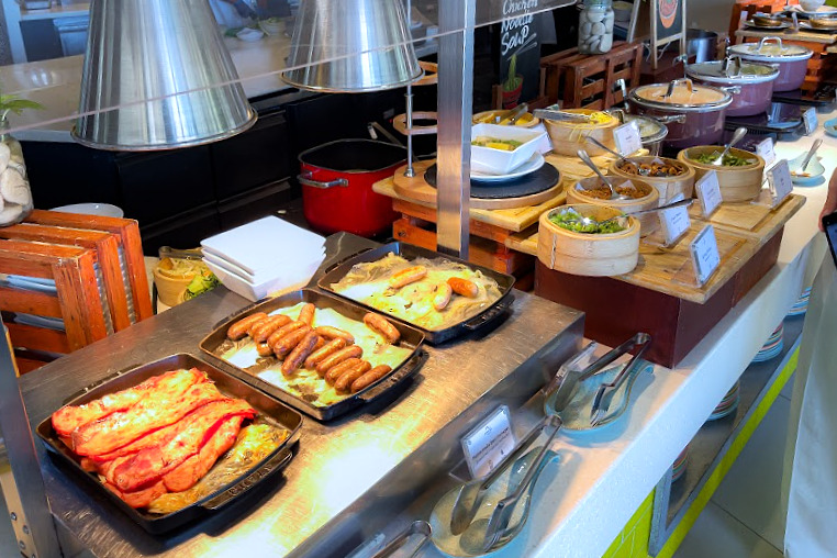 朝食らしいベーコンやウインナーなど
