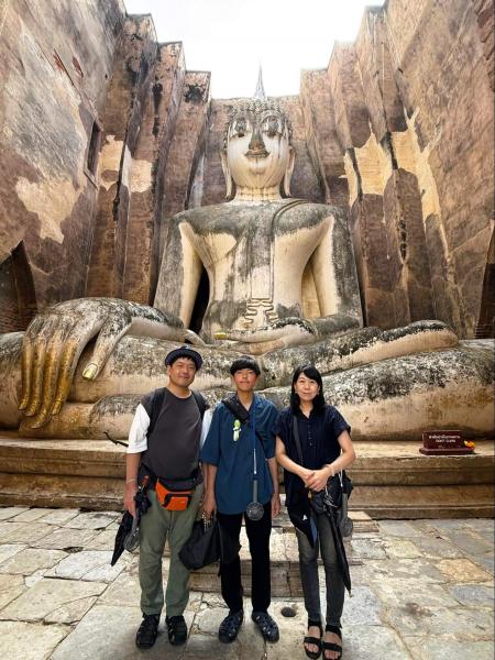 チェンマイ滞在中に、世界遺産スコータイへ。ワット シーチュム前にて