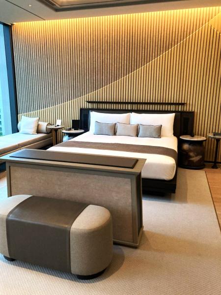 リビングから続くキングサイズのベッドルーム。写真ではわかりづらいですが、アマンならではの高い天井が開放的でした！