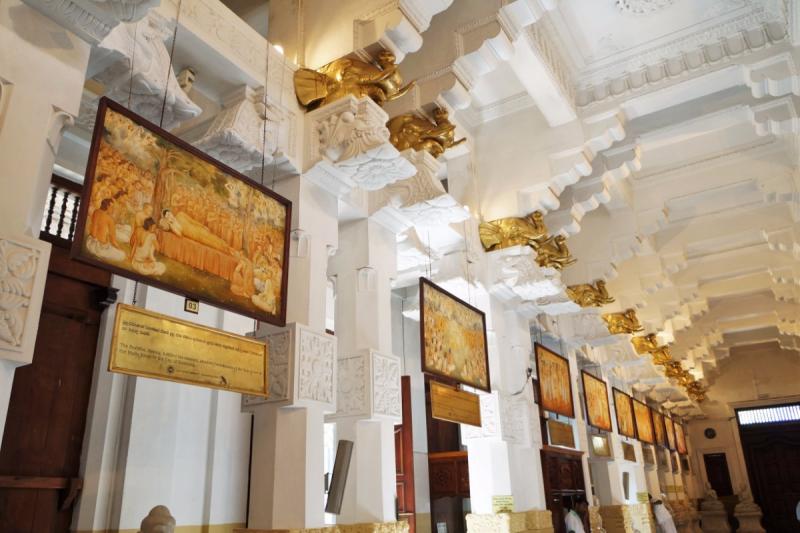 仏教や仏歯寺の歴史がこのお部屋に展示された絵巻で見ることができます