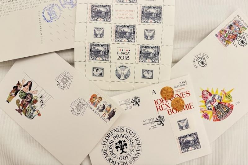 ポストカードや切手の数々