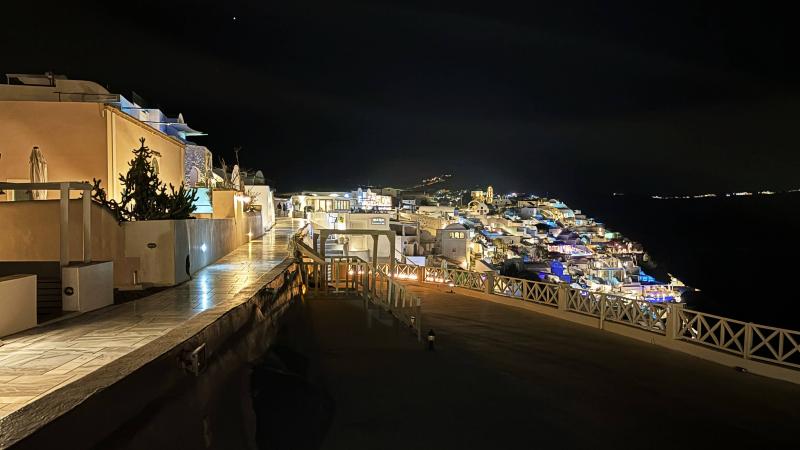 星が瞬く空の下、煌めく光に包まれたサントリーニ島