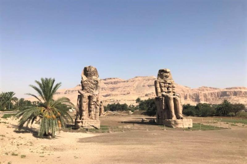 こちらはメムノンの巨像。古代エジプトの王、アメンホテプ3世の像で高さは18メートルあります！ 写真映えスポットです