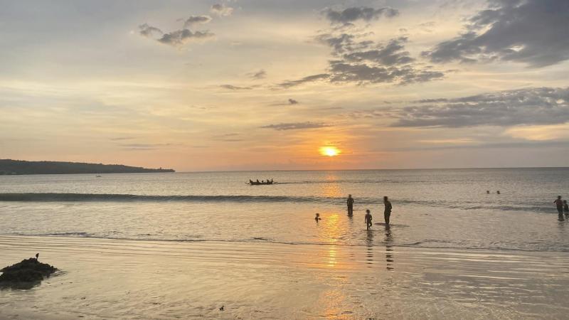 最終日にビーチから見た夕日。完璧な夕日とはならなかったのですが、雲の合間から夕日を見ることができました