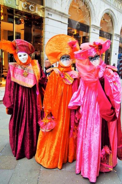 ★ベネチア仮装カーニバル（世界3大カーニバルの1つ）毎年だいたい2月中頃～終わりにかけ約2週間の日程で行われます。仮面と豪華な衣装を身にまとう参加者たち