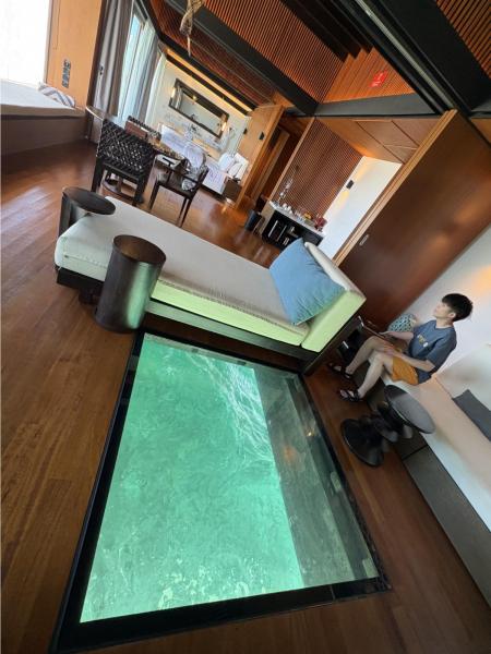 プール付きオーバーウォーターヴィラ