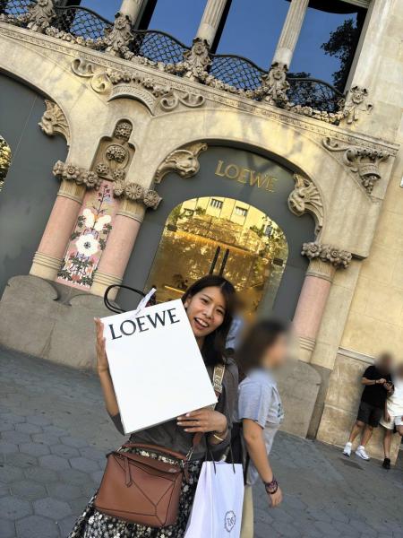 バルセロナのロエベにて。お互いにいいプレゼントが見つかり、ほくほく(^^)/