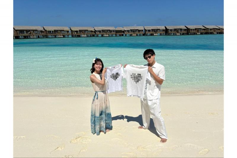 日本で作った2人のオリジナルTシャツでも撮影