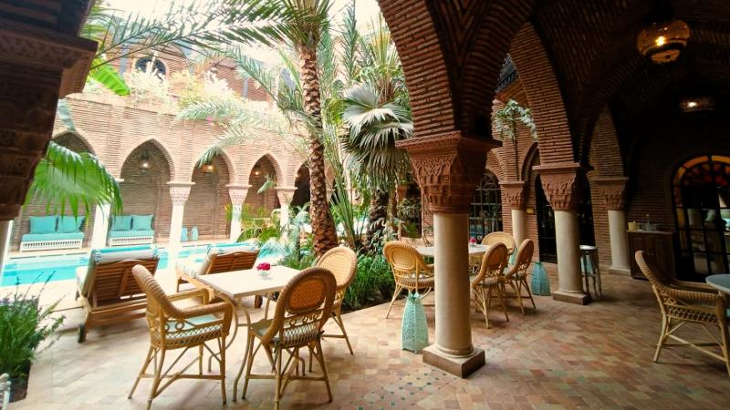 このプールを囲む建物が、ラ ターブル ドゥ ラ スルタナ。毎日ワクワクします