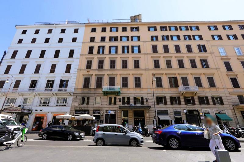 ローマのホテルは事前に見た外観写真と異なり、表示・看板がなく、道の反対側からは場所が不明。写真にあるようにローマの「マディソンホテル」真正面にいるのですが、ホテルなのか分かりません。建物側に渡り、発見しました。