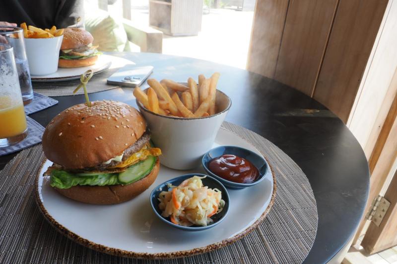 軽食のハンバーガーはしっかりポテトも付いていてボリューム満点