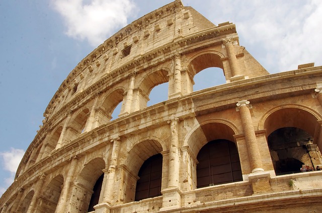 【コロッセオ】ローマ帝国の歴史を感じさせる円形競技場。紀元80年に建てられたこの建物は、高さ52ｍにも及ぶ巨大建築で、ローマ時代の建物とは思えない壮大な建築物です。
