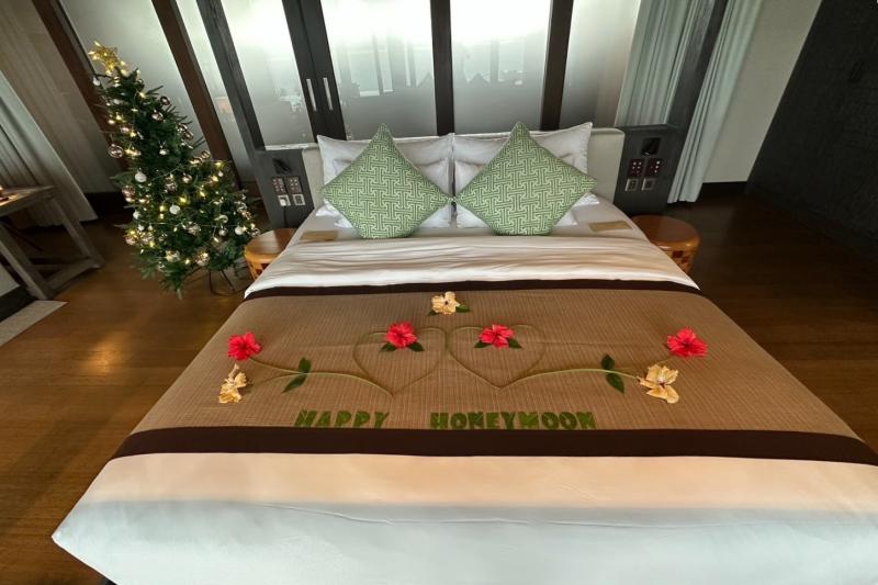お部屋のベッドがハネムーン用にデコレーションされていました（モルディブ）
