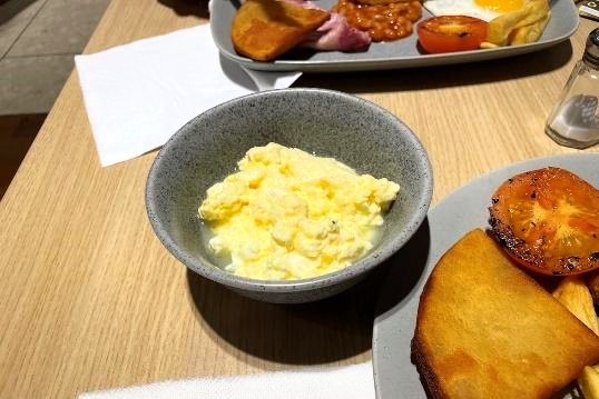 8日目の朝食（エディンバラ空港にて）