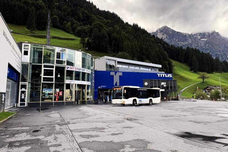 ゴンドラ乗り場（麓駅）にはスポーツ用品のレンタルショップもあります