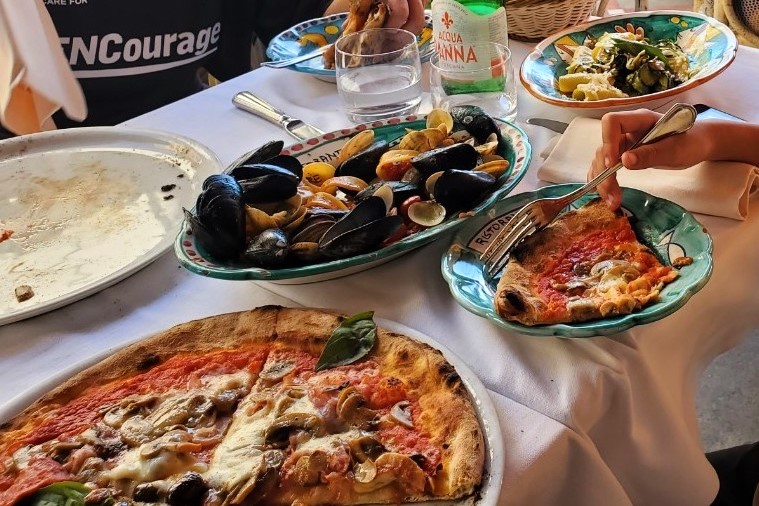 ・父＆母：アマルフィの魚介料理のイタリアンがおいしかったです。写真にある料理はアマルフィの魚介料理、奥がフィットチーネのパスタです。ピザやパスタは日本の近所のイタリアンレストランの方が、おいしいなぁと思いました（笑）