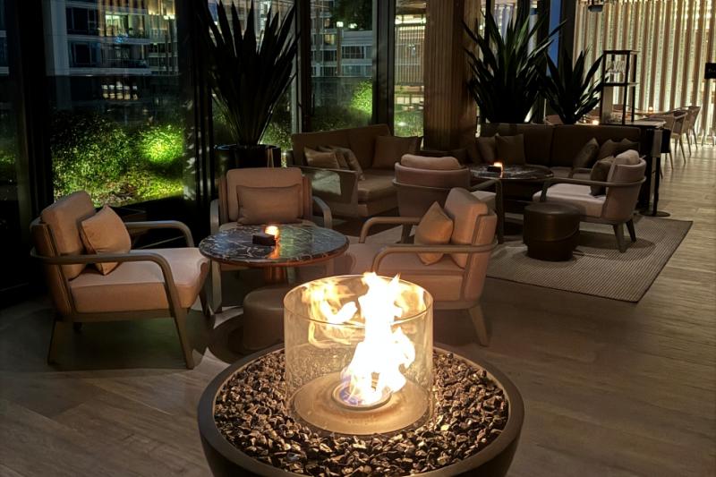 落ち着いた雰囲気の夜のラウンジ