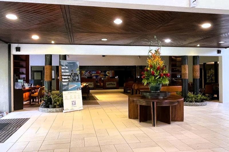 シャングリ・ラ ヤヌサ アイランド フィジーは、全443室の5つ星ビーチリゾートです。まずはこちらのフロントでチェックインです！ 