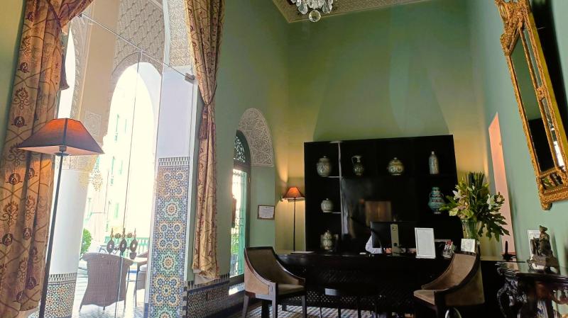 レセプションと左側がパティオ