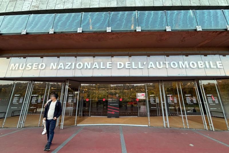 開放的なエントランスは訪れる人をあたたかく迎えてくれます