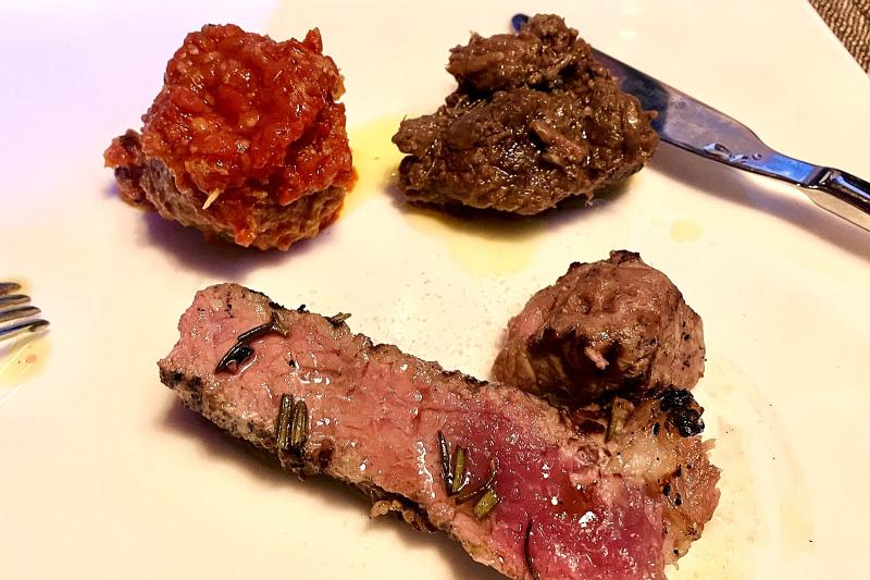 左上：トマトソースのポルペッテ（ミートボール）。右上：イノシシ肉の赤ワイン煮。手前：ラ タリャータ ディ コントロフェレット アル ローズマリーノ（サーロインステーキのスライス、ローズマリー添え） 