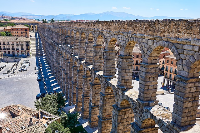 【セゴビア】世界遺産に登録されるセゴビアは、ローマ時代の巨大な水道橋が残る街。断崖の上には、白雪姫のお城のモデルになったアルカサルが建っています。※マドリードのチャマルティン駅からAVEで約30分。
