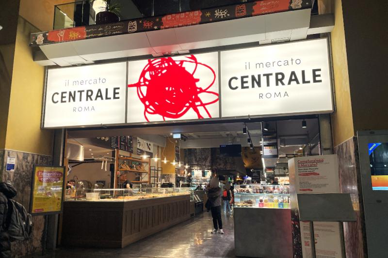 テルミニ駅の南東側のジョリッティ通りに面した駅の構内に細長く造られています
