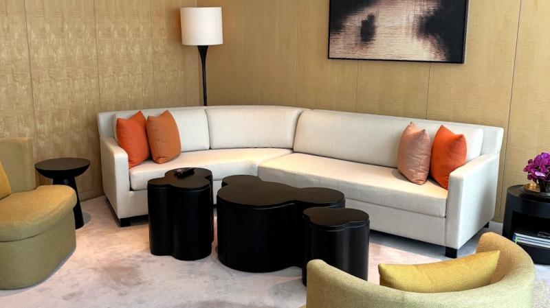 スイートにはシッティングエリアにソファが置かれています。テーブルの形がかわいい