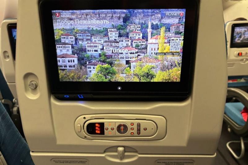 モニターも日本語対応しており、日本語の映画や番組が豊富。USBポートもあります