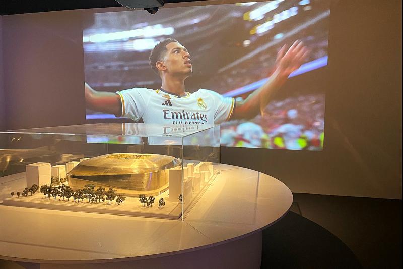 入口にはスタジオのミニチュア模型が。また、映像ではこのスタジアムがどのように建設されたかを知ることができます